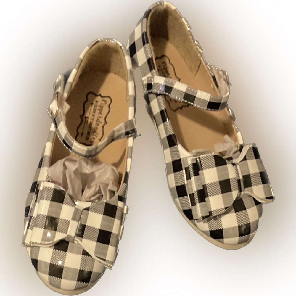 pips black and white bow shoes size 32.